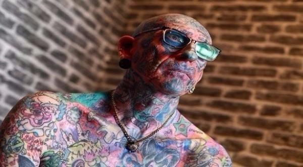 هذا الرجل يملك 800 وشم في جميع أنحاء جسمه