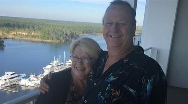  السيد ريتشارد دينيس مع زوجته (ديلي ميل)