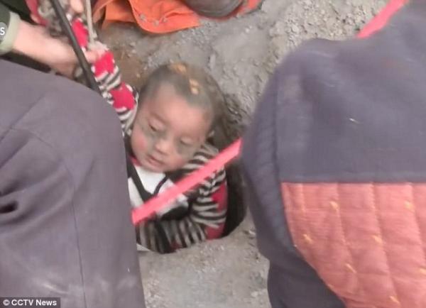 إنقاذ طفل سقط في بئر بعمق 15 متراً شرقي الصين