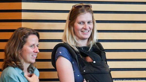 بعد طردها.. السماح لنائبة ألمانية بإحضار رضيعها إلى جلسات البرلمان