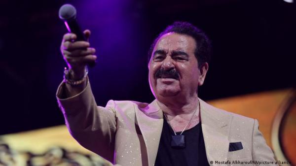 فنان تركي يحيي حفلا بعد ساعات من تعرضه لحادث سير