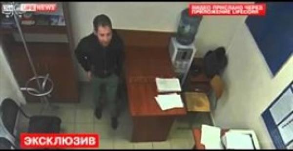 بالفيديو.. لص يسرق هاتف ضابط أثناء التحقيق معه