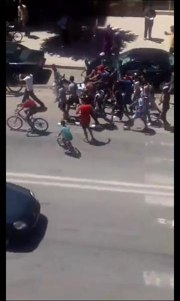 كيفاش بغاو بنادم يصوت ..الشرطة تفرق مسيرة استعمل فيها حمار ضد حزب الحركة (الصورة)