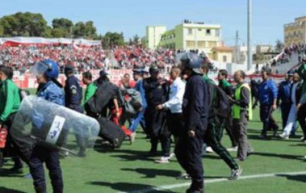إصابة 15 شرطياً في أعمال شغب عقب مباراة كرة قدم بالجزائر
