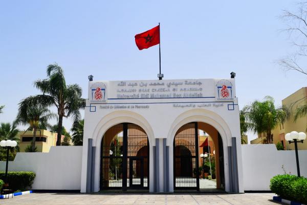 كلية الطب بفاس تخرج عن صمتها بشأن فرض "مصورين" و"مموني حفلات" على طلبة الدكتوراه