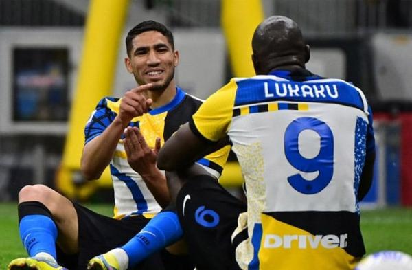 أسيست حكيمي للوكاكو في مباراة روما واحتفال طريف بينهما