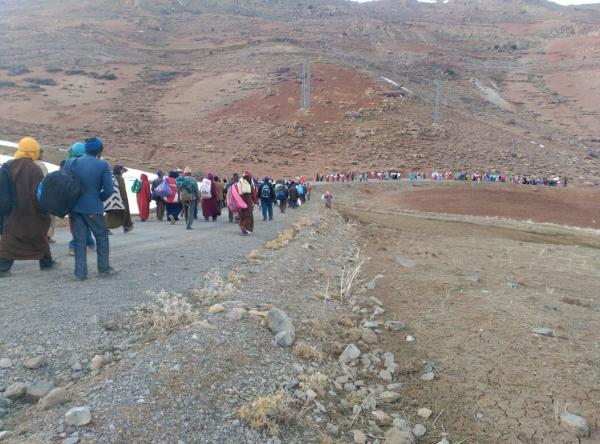 بالفيديو... مسيرة احتجاجية مشيا عن الأقدام لساكنة زاوية الشيخ تطالب بتحسين الوضع الصحي