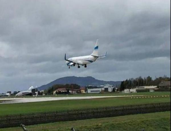 بالفيديو.. طائرة تنجو من كارثة وسط مطار بالنمسا