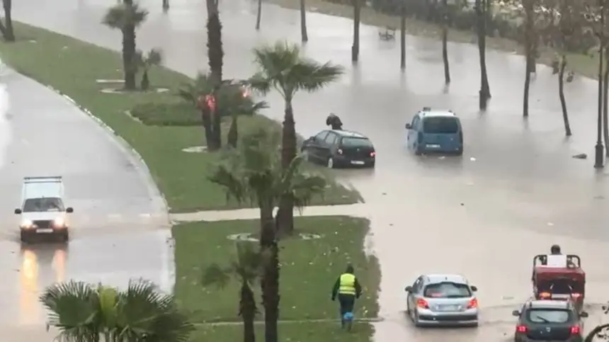 أمطار الخير.. الطريق الدائري بتطوان يتنفس تحت الماء