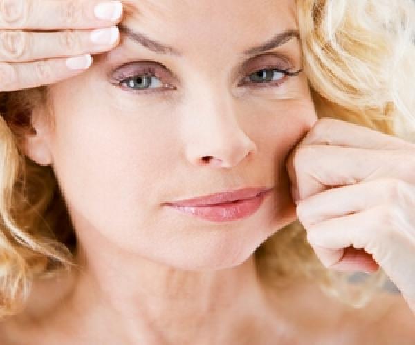 طرق فعالة لإخفاء تجاعيد العين