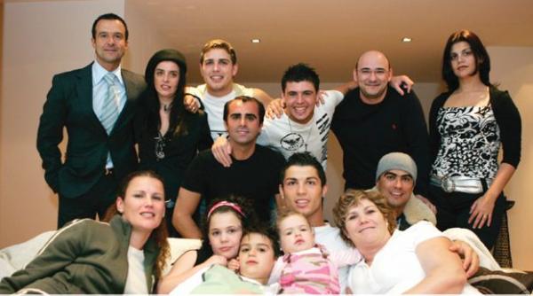 رونالدو .. قائد "الأسرة" في رحلة توديع "الفقر"