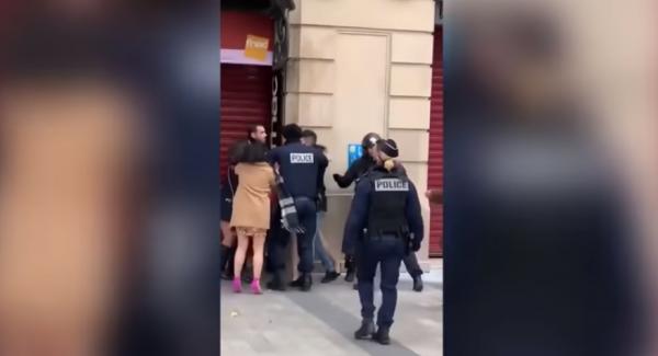 بالفيديو: فنانة مغربية تتشاجر بالأيدي مع فتيات في الشارع بفرنسا