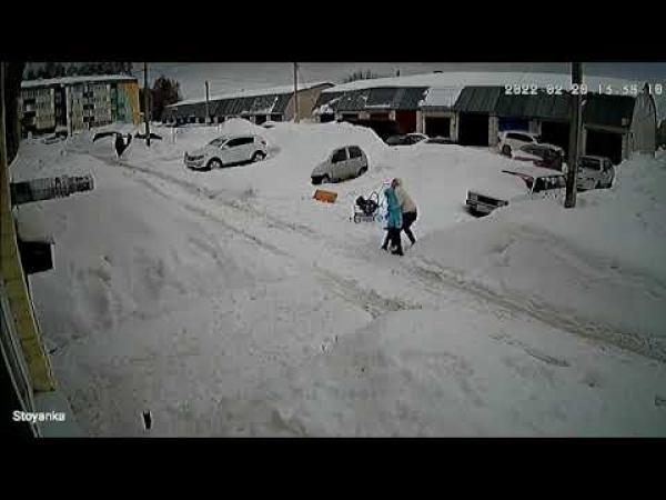 أم تنقذ طفليها من كومة ثلجية ضخمة سقطت من سطح منزل(فيديو)