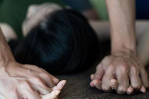 تفاصيل اعتقال أب داوم على اغتصاب ابنته بطرق شاذة!