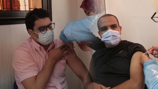 كواليس انطلاقة عملية التلقيح الوطنية..الأطر الطبية يستقبلون بفرح عملية التطعيم ويدعون المواطنين لذلك