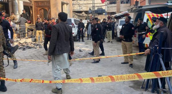 هجوم انتحاري قرب مسجد في باكستان يوقع عشرات القتلى والجرحى