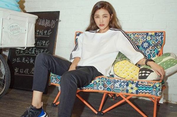 الجمال الخالد.. امرأة بعمر الـ43 تبدو وكأنها "طفلة"