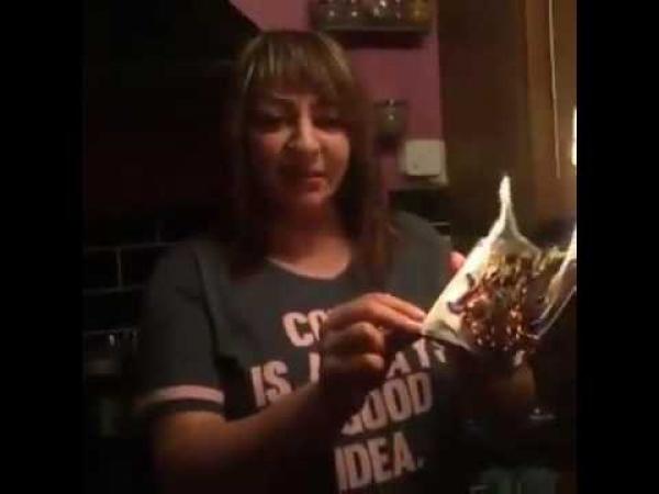 بالفيديو: المغربية التي أحرقت جواز سفرها تتراجع عن تصريحها وتؤكد &quot;أنا لست ضد الملك لكن ...