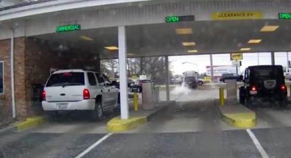 بالفيديو: تجنب حادثاً مروعاً بالقفز بسيارته فوق سيارة أخرى