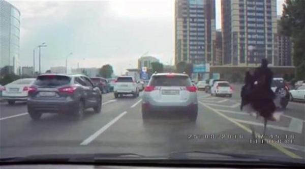 بالفيديو: رجل يمتطي نعامة ويتجول بها في الشوارع