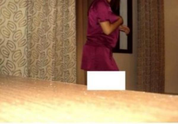 هكذا فضحت مغربية شاب كويتي عند والده بعدما ادعى أنه في مكة !