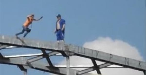 بالفيديو.. فتاة تحاول الانتحار غرقا