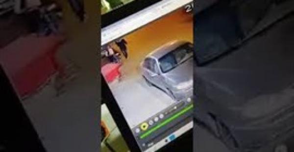 لحظة سرقة لص لهاتف محمول من يد صاحبه (فيديو).