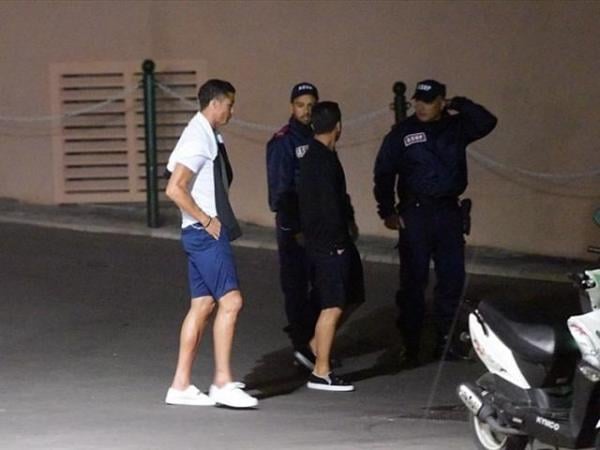 فضيحة.. الأمن الفرنسي يُوقف رونالدو بتهمة التبول في الشارع العام !