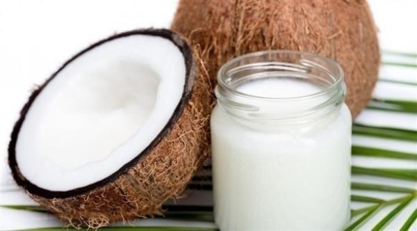 حليب جوز الهند يعالج حروق الشمس والإكزيما
