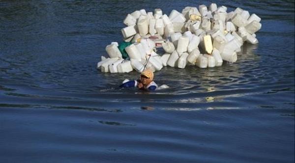 أندونيسية تسبح كيلومترات يومياً للحصول على مياه الشرب