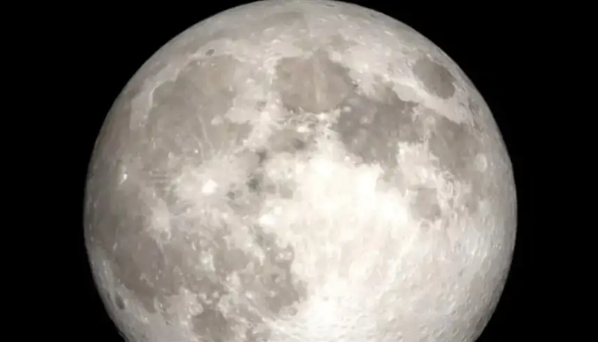 قمر عملاق يختتم 2025.. “القمر البارد” يضيء السماء في ليلة استثنائية