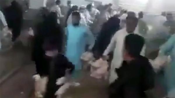 بسبب غلائه وندرته: إيرانيون يقتحمون وينهبون محلا لبيع الدجاج (فيديو)