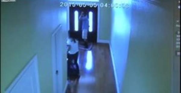 بالفيديو.. لحظة تعرض طالبة ثانوي لمحاولة اغتصاب بمدخل منزلها