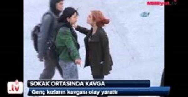 بالفيديو.. فتاة مخمورة تضرب شابين حاولا منعها من الاعتداء على زميلتها