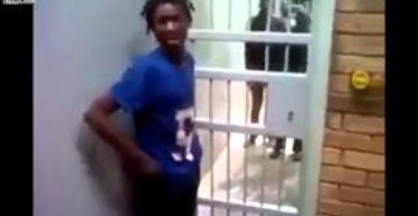 بالفيديو.. شاب يهرب من بوابة سجن بطريقة عجيبة