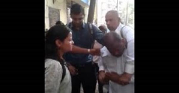 بالفيديو.. علقة ساخنة من فتاة لرجل صورها داخل حمام محطة قطارات