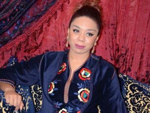 المغربية خولة مجاهد تتخلى عن شعرها المجعد وترتدي القفطان 