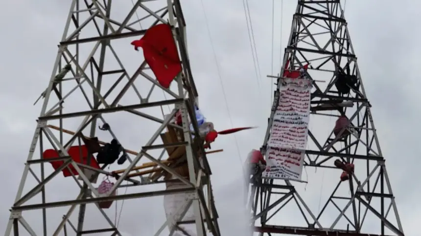 مراكش: مواطن يعتصم على عمود كهرباء بطريقة غريبة والسلطات تحاول التفاوض معه لإنقاذ حياته