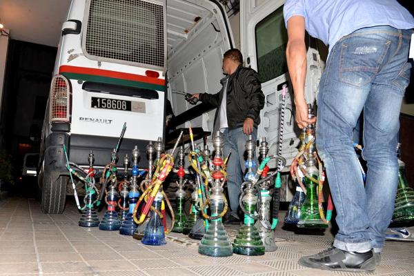 السلطات تداهم مقهى للشيشة بطنجة وتعتقل شخصين بسبب تحدي قرار الإغلاق