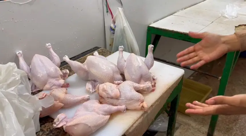 استنكار بائعي الدواجن في سوق بالدار البيضاء بسبب قرار المنع