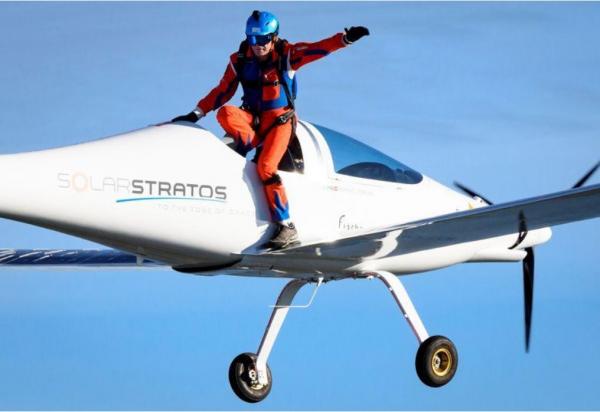 مظلي ينفذ أول قفزة في العالم من طائرة تعمل بالطاقة الشمسية في سويسرا