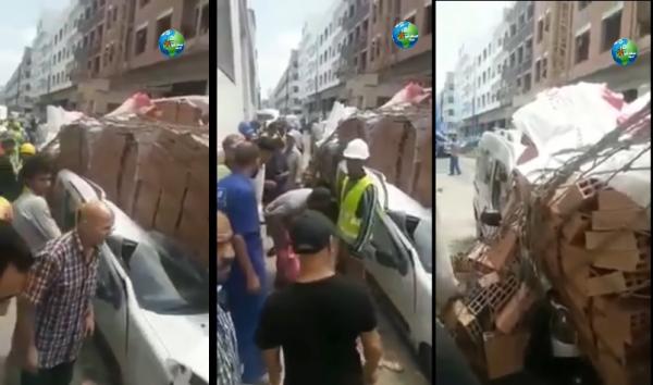 شاهد ..شاحنة محملة ب"الياجور" تسقط حمولتها على مجموعة من السيارات