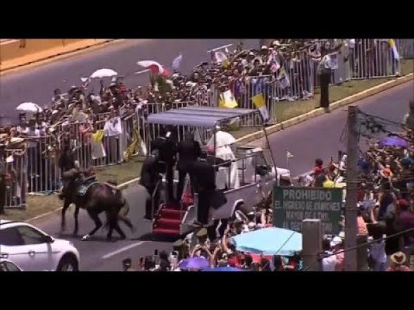 بالفيديو: شاهد ماذا فعل هذا الحصان عند مرور موكب البابا في تشيلي