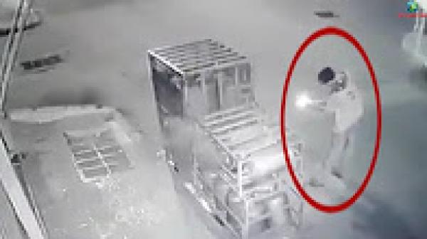 شخص شعل العافية فبوطات قدام حانوت بالدار البيضاء