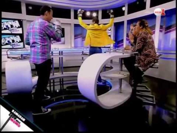 مصطفى لخصم يغادر استوديو برنامج "رمضان شو مع مومو" بعد شجار مع أحد المنشطين (فيديو)