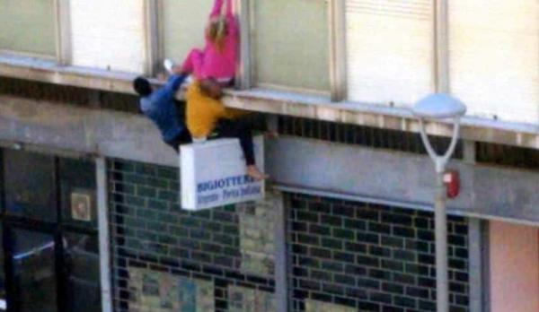 عمل بطولي لمهاجرين مغربيين بإيطاليا بعد انقاذهما سيدة مسنة حاولت الانتحار (فيديو)