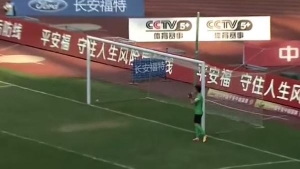 حارس يستقبل هدفًا أثناء شرب “الماء”