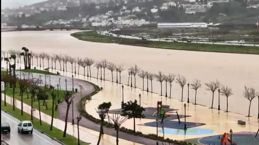 الله يستر .. ارتفاع منسوب واد مرتيل والساكنة القريبة مهددة بالفيضانات