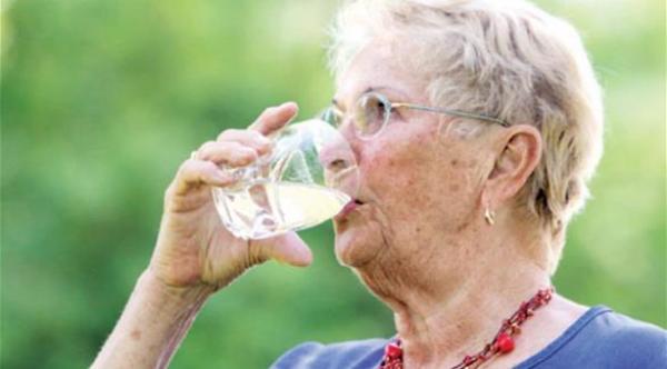 نقص السوائل يهدد المسنين بـ "ضربة شمس"
