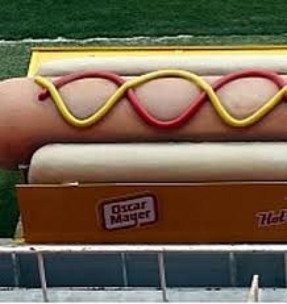 بدلاء إشبيلية وبرشلونة يتابعون لقاءهما بالليغا من داخل شطيرة هوت دوج